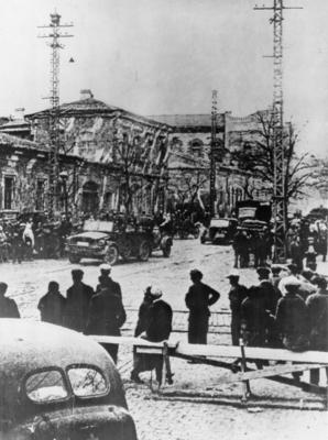 Прикрепленное изображение: Кирова пр-т5а на костел катол. и Хорал. синаг. 1941г.11.22.jpg